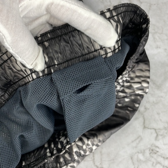 Swim Trunks, Calvin Klein, blk/get Bubble Sheen Pattern. Sz Med - Picture 9 of 12